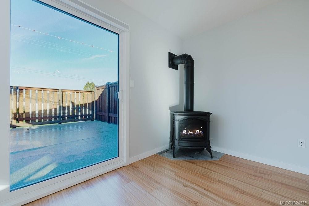 841 Old Esquimalt Rd, Esquimalt, BC - Indoor With Fireplace