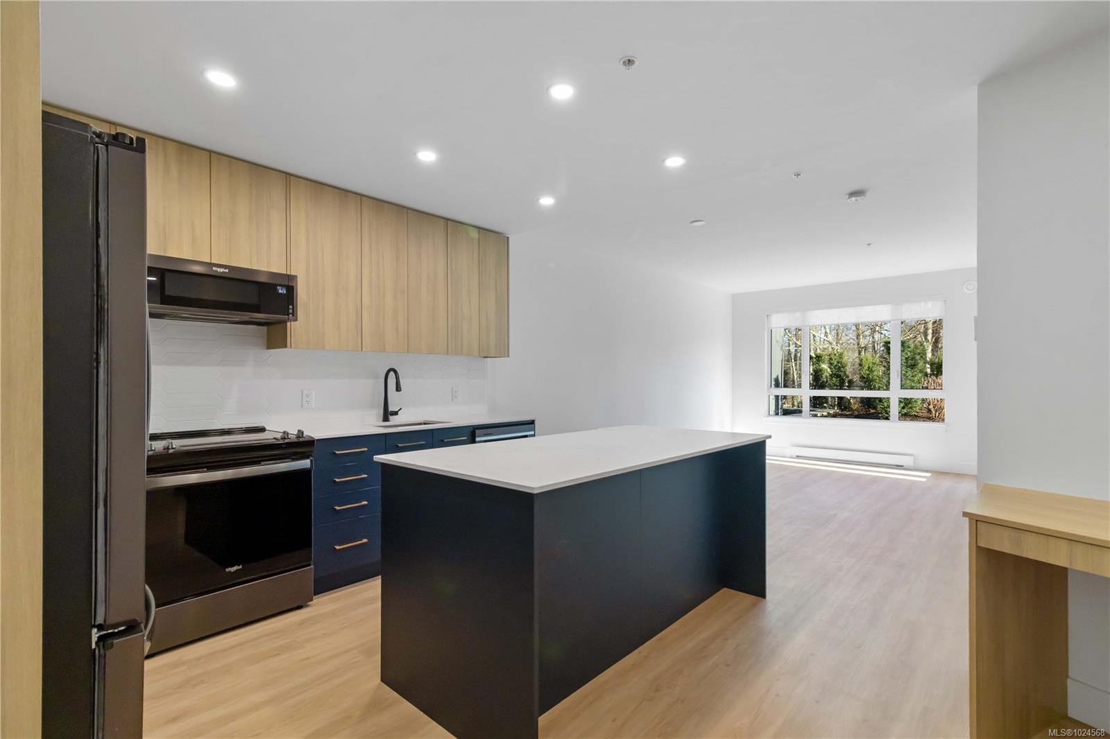 123-920 Reunion Ave, Langford, BC - Indoor Photo Showing Kitchen With Upgraded Kitchen