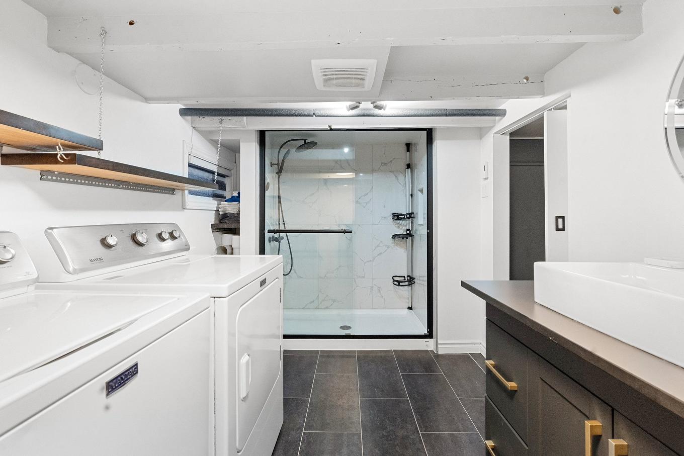 Salle de bains - 333 - 335 Av. Giguère, Québec (Les Rivières), QC - Indoor Photo Showing Laundry Room