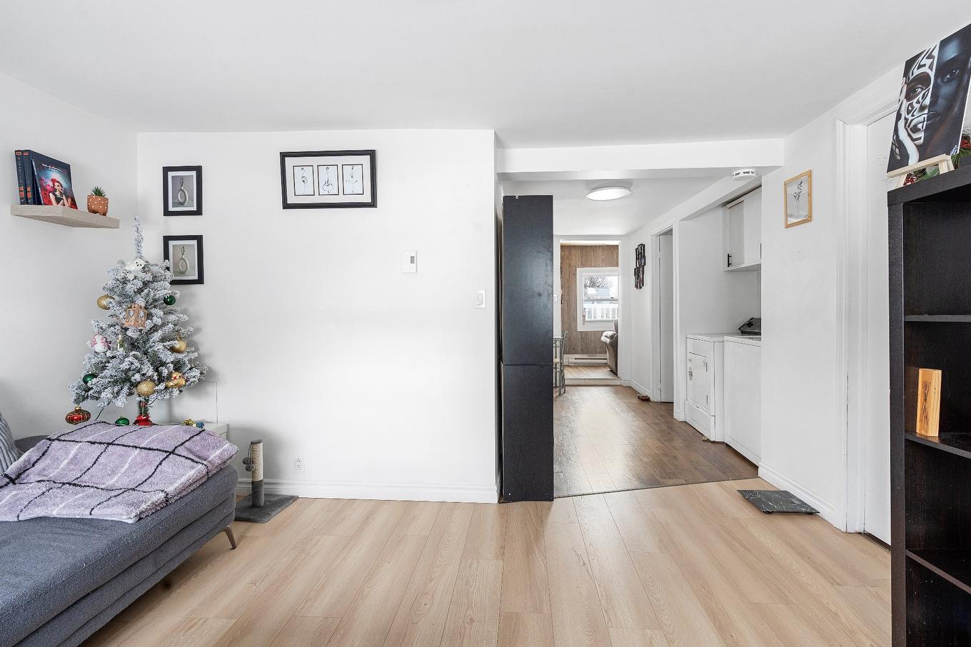 Salon - 333 - 335 Av. Giguère, Québec (Les Rivières), QC - Indoor Photo Showing Other Room