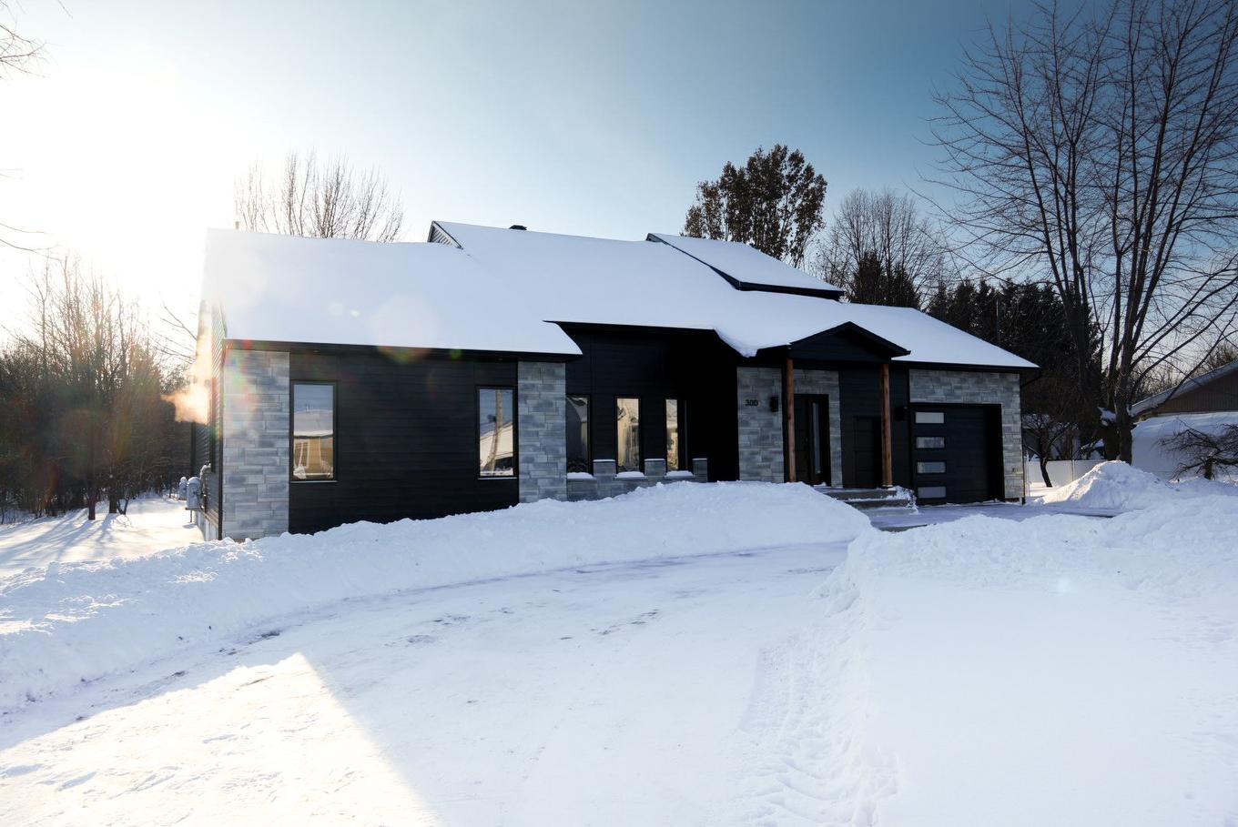 Frontage - 300 Rue Masson, Saint-Pierre-Les-Becquets, QC - Outdoor