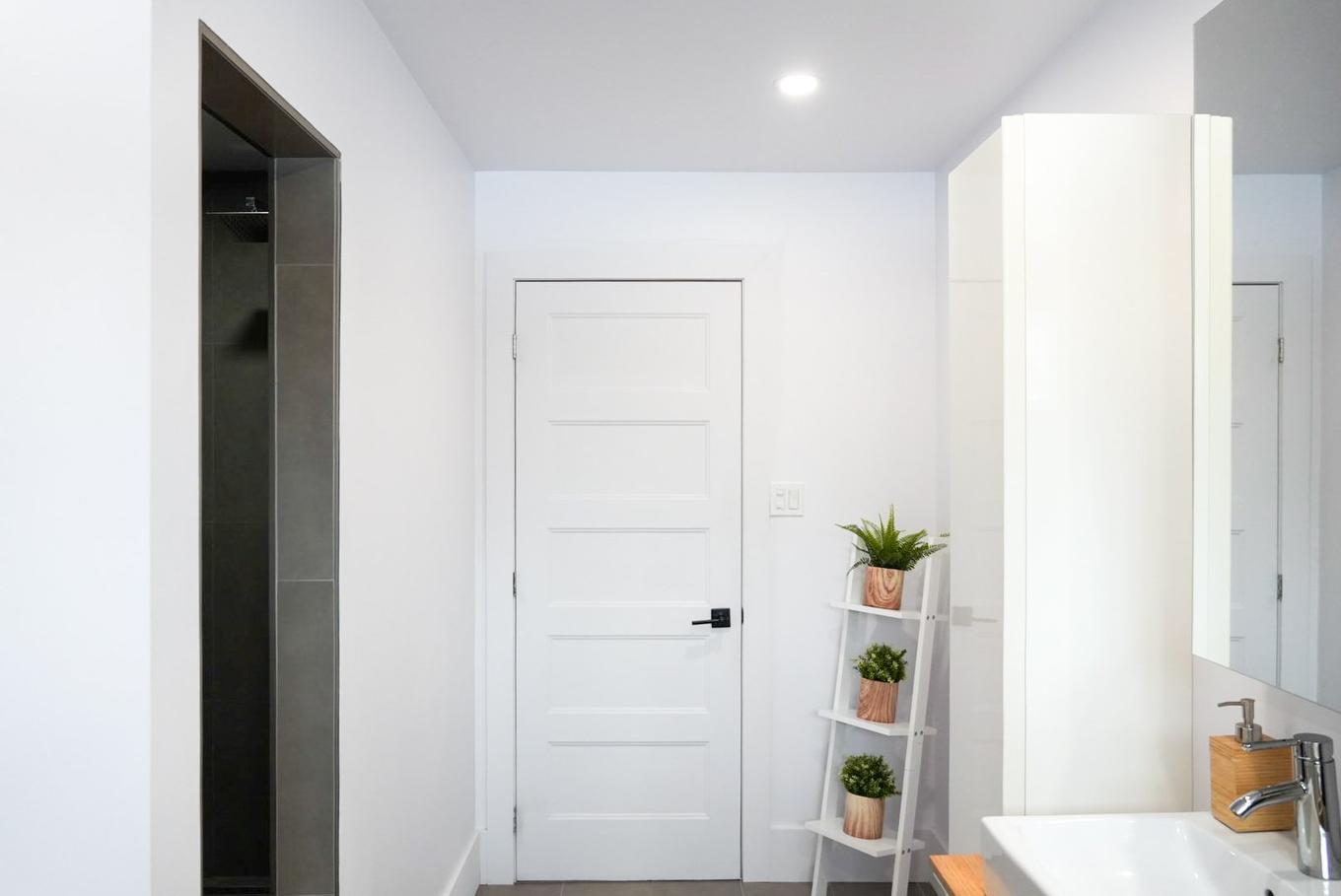 Ensuite bathroom - 300 Rue Masson, Saint-Pierre-Les-Becquets, QC - Indoor Photo Showing Other Room