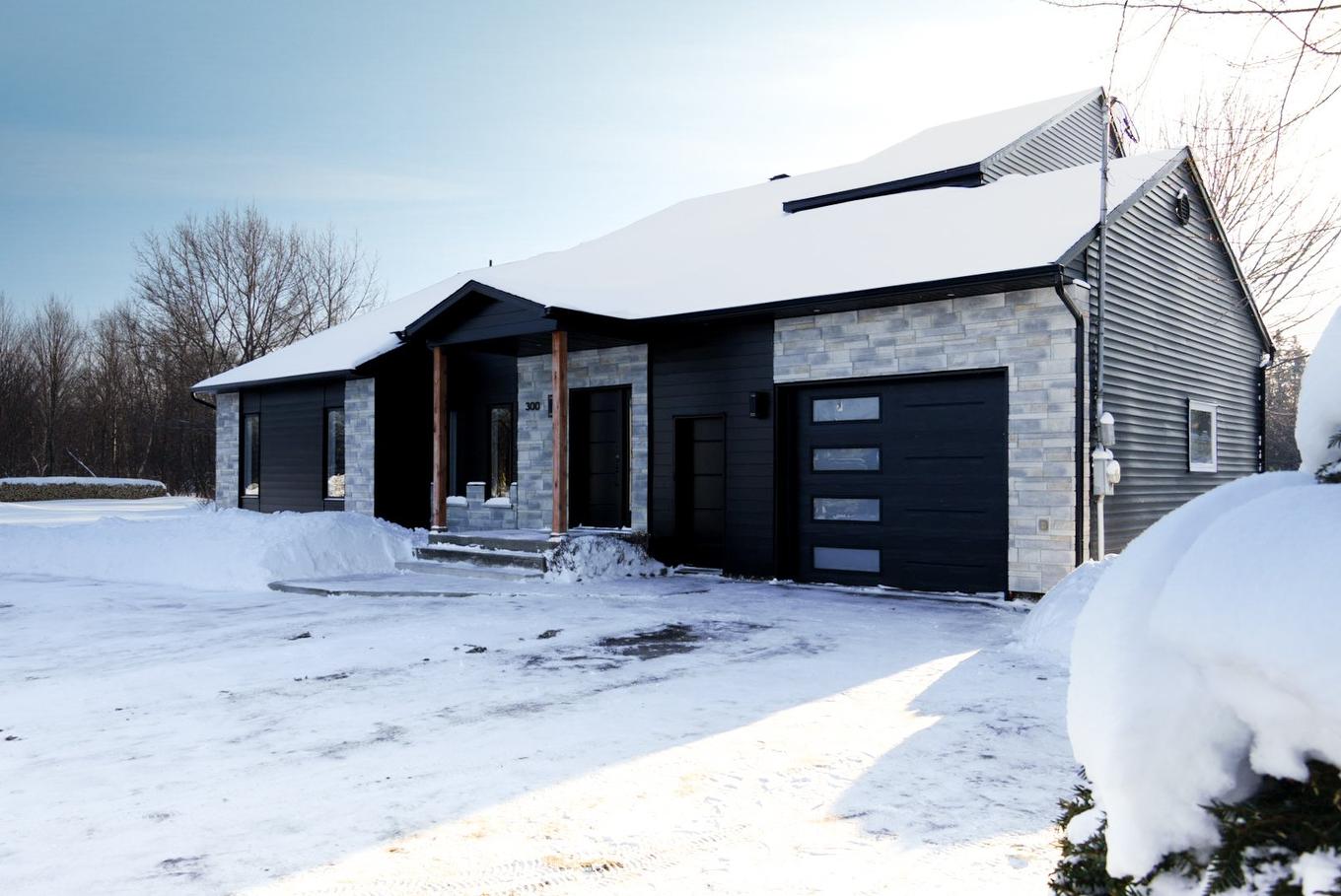 Frontage - 300 Rue Masson, Saint-Pierre-Les-Becquets, QC - Outdoor