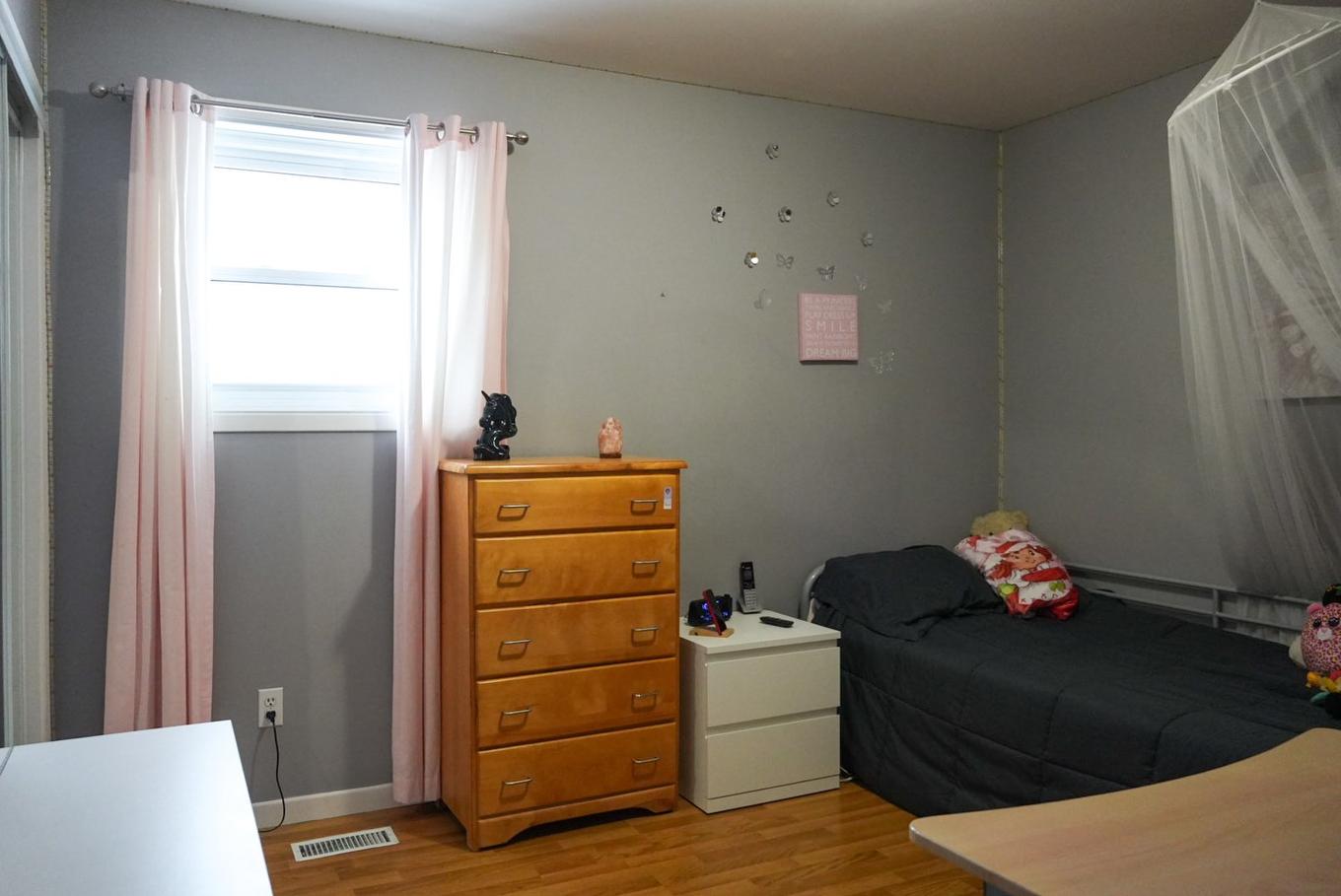Bedroom - 300 Rue Masson, Saint-Pierre-Les-Becquets, QC - Indoor Photo Showing Bedroom