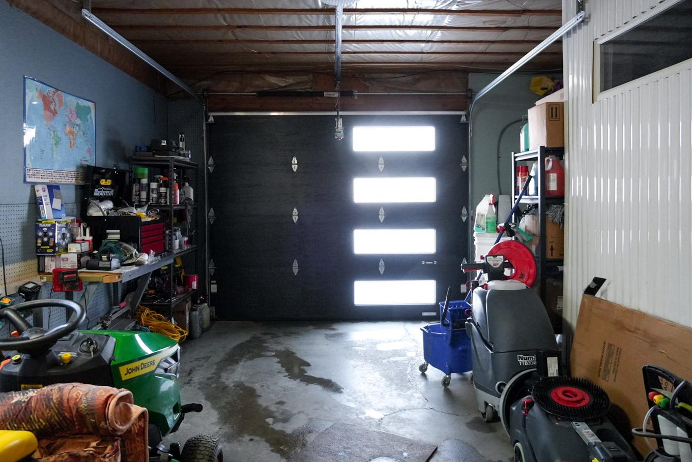 Garage - 300 Rue Masson, Saint-Pierre-Les-Becquets, QC - Indoor Photo Showing Garage