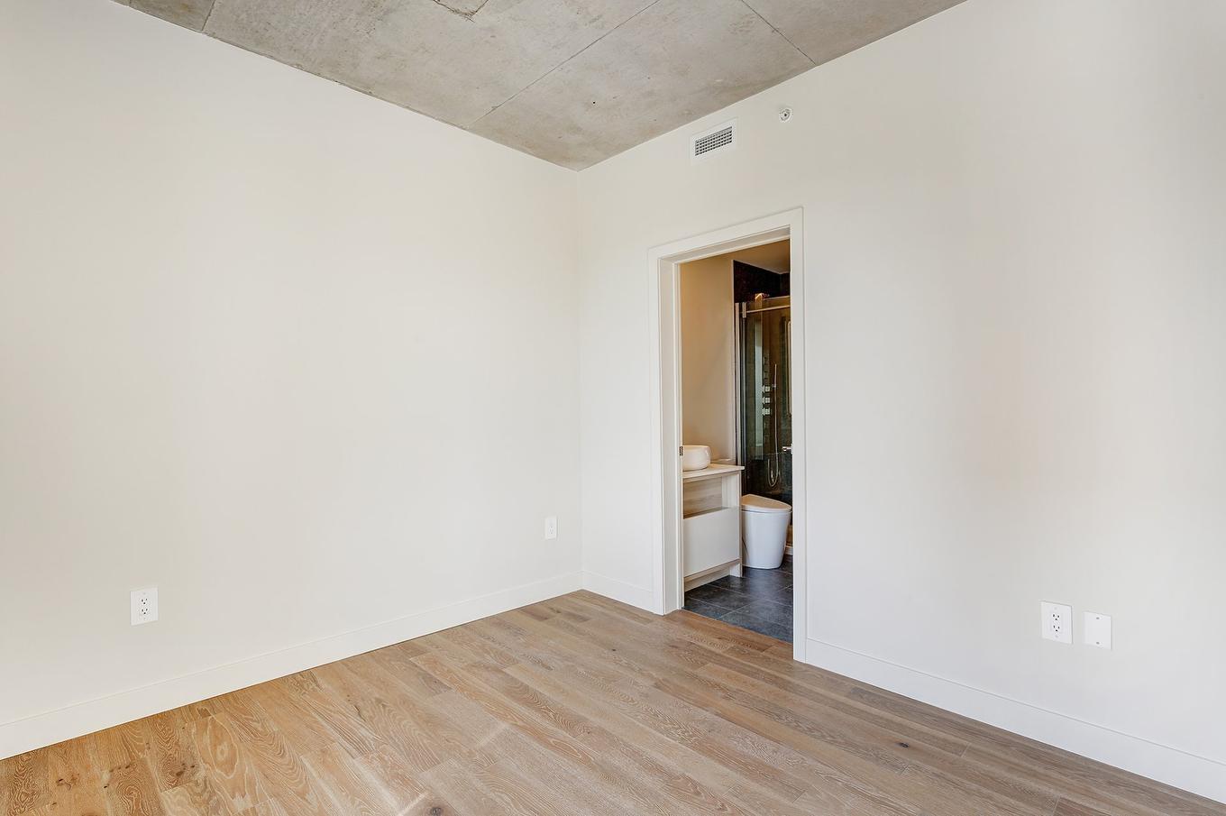 Salle de bains attenante à la CCP - 905-3000 Boul. Thimens, Montréal (Saint-Laurent), QC - Indoor Photo Showing Other Room