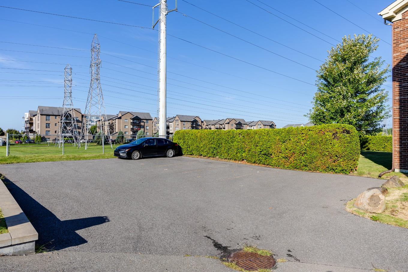 Stationnement - 1-5970 Rue Chevalier, Brossard, QC - Outdoor