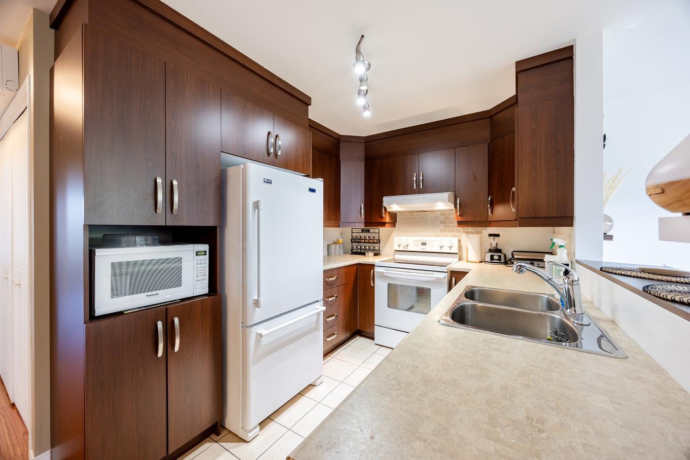 Cuisine - 1-5970 Rue Chevalier, Brossard, QC - Indoor Photo Showing Kitchen With Double Sink