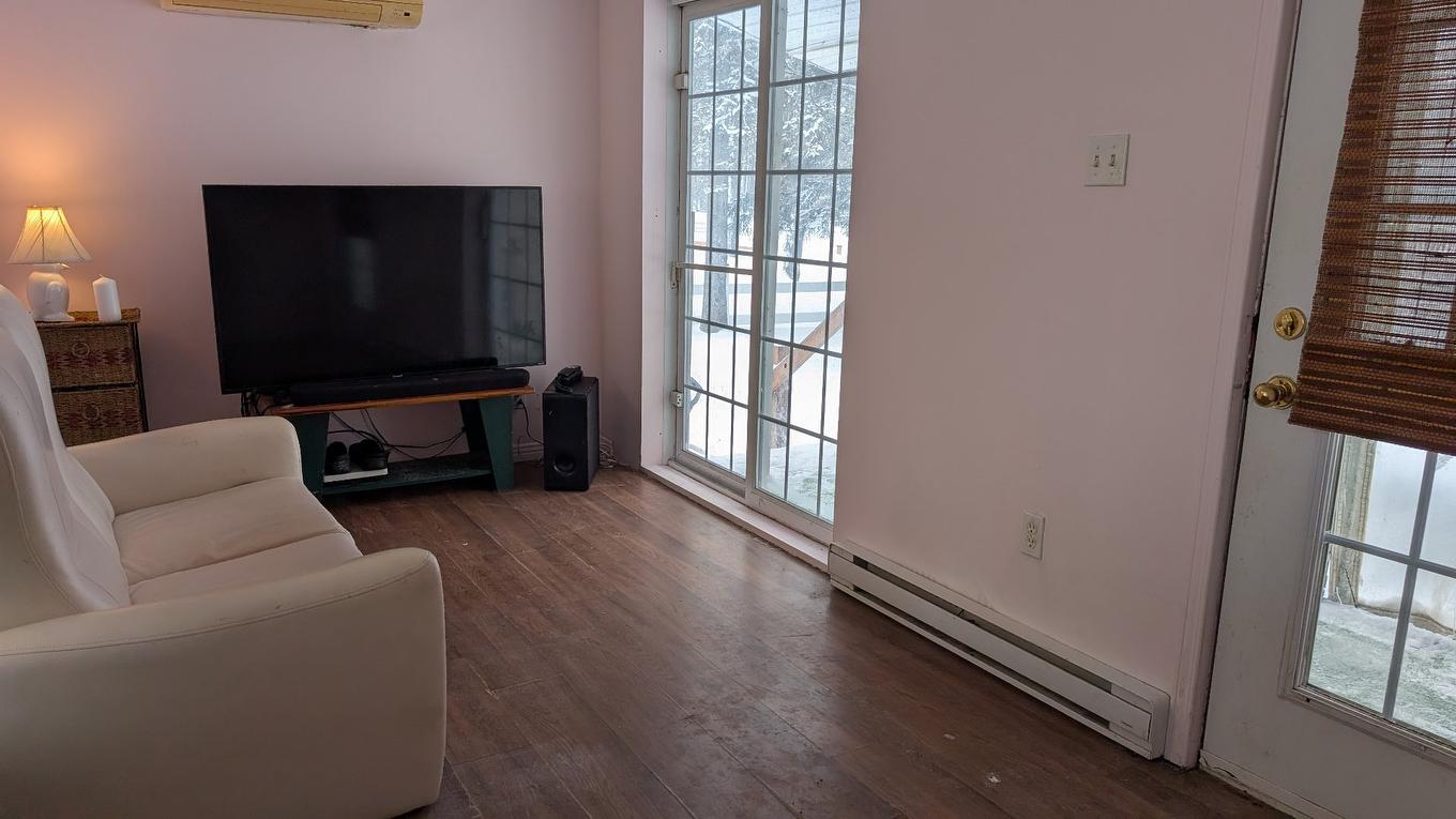 Living room - 328 Route Du Canton, Brownsburg-Chatham, QC - Indoor