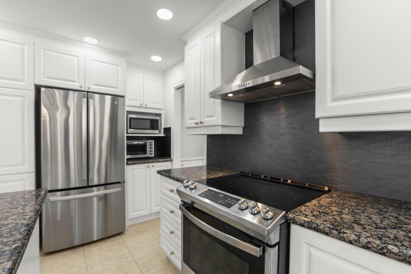 Kitchen - 241 Rue Dali, Dollard-Des-Ormeaux, QC - Indoor Photo Showing Kitchen With Upgraded Kitchen
