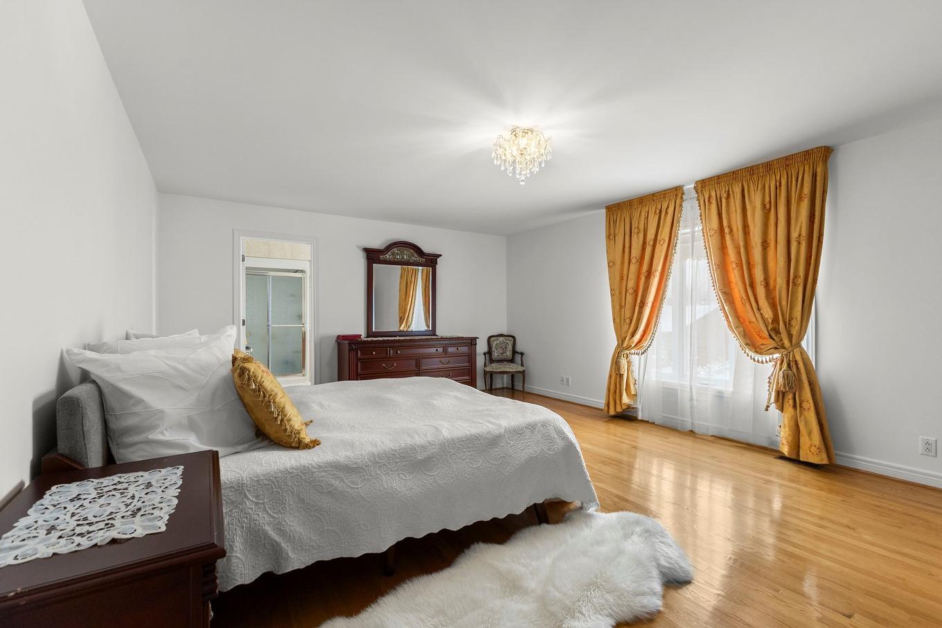 Primary bedroom - 241 Rue Dali, Dollard-Des-Ormeaux, QC - Indoor Photo Showing Bedroom