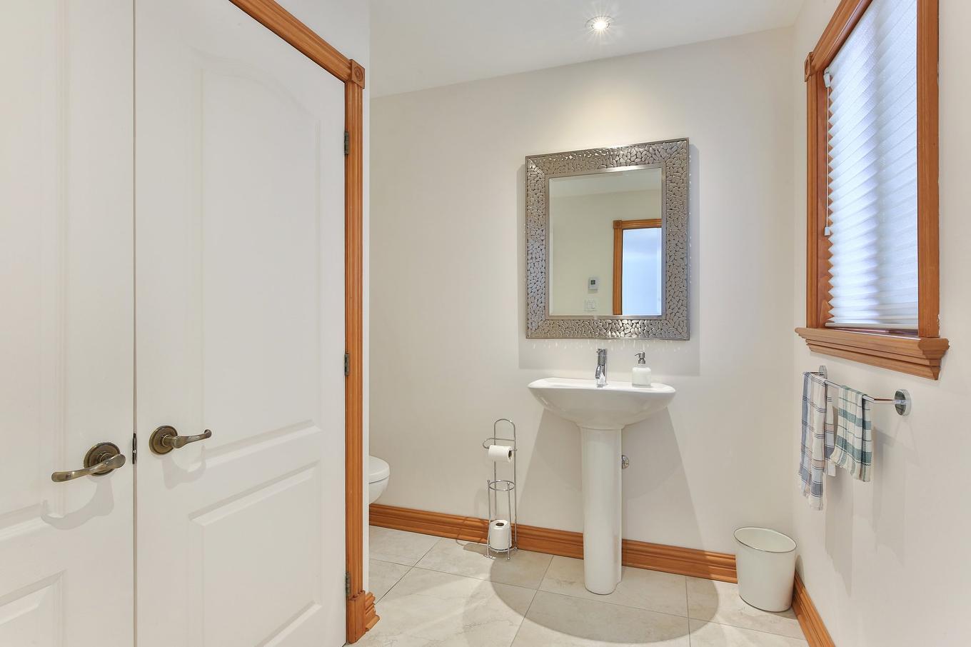 Powder room - 243 16E Avenue, Saint-Jean-Sur-Richelieu, QC - Indoor Photo Showing Bathroom