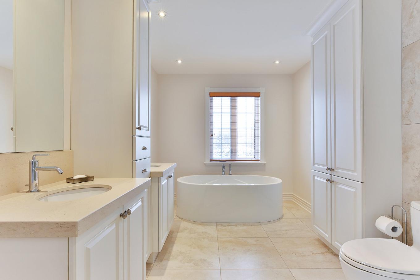 Bathroom - 243 16E Avenue, Saint-Jean-Sur-Richelieu, QC - Indoor Photo Showing Bathroom