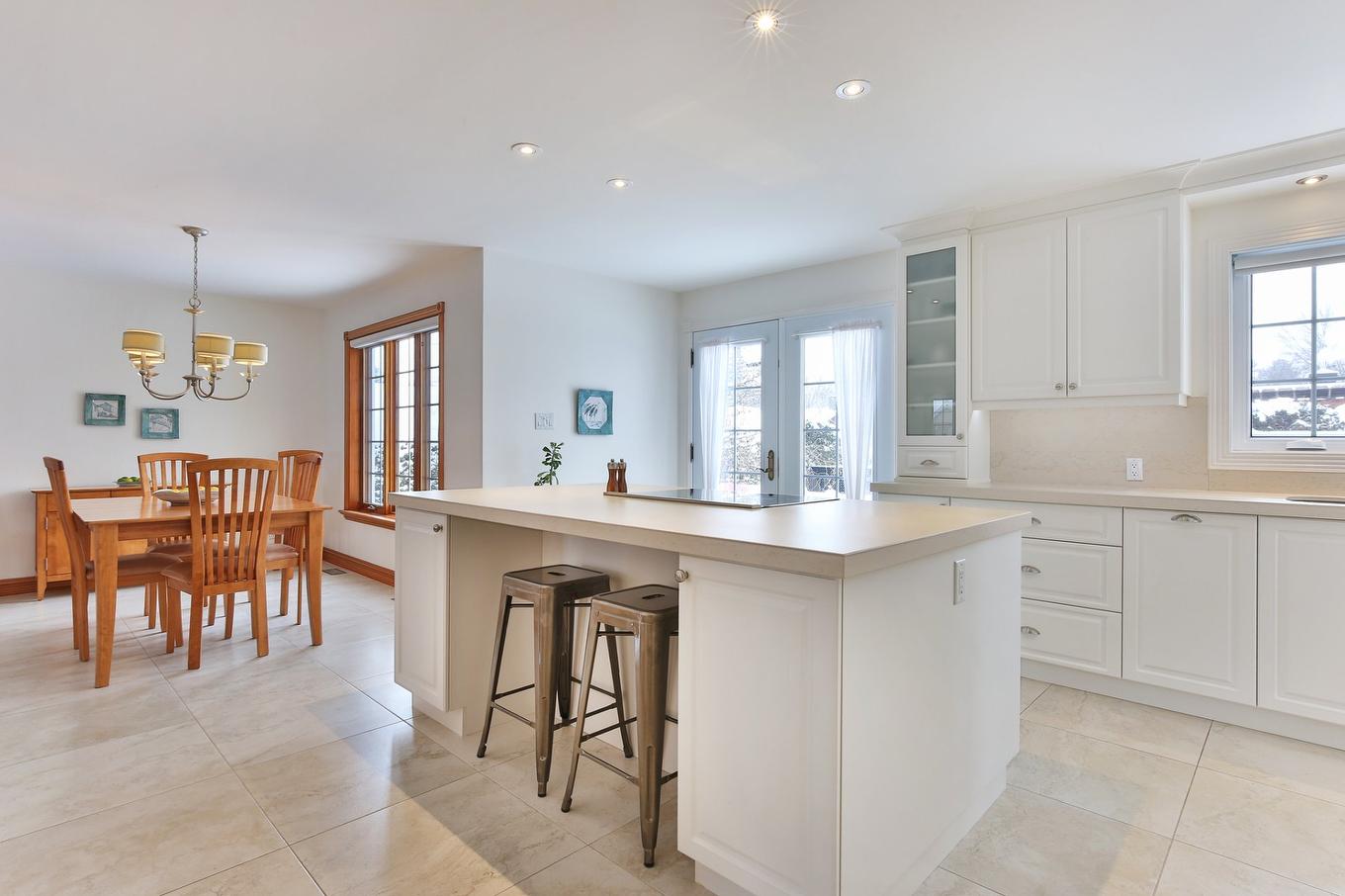 Kitchen - 243 16E Avenue, Saint-Jean-Sur-Richelieu, QC - Indoor