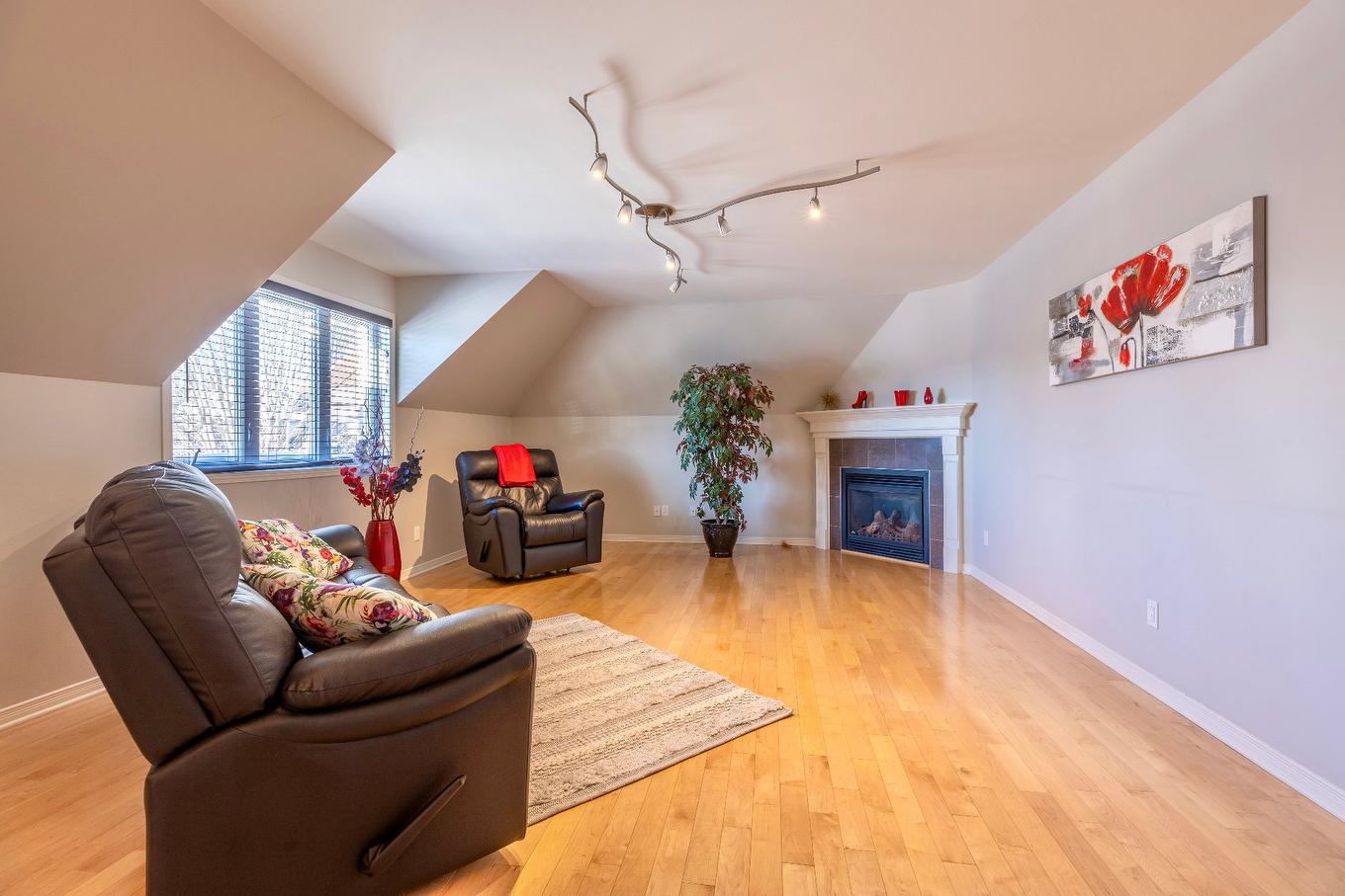 Family room - 83 Rue Jean-Paul-Lemieux, Notre-Dame-De-L'Île-Perrot, QC - Indoor Photo Showing Living Room With Fireplace