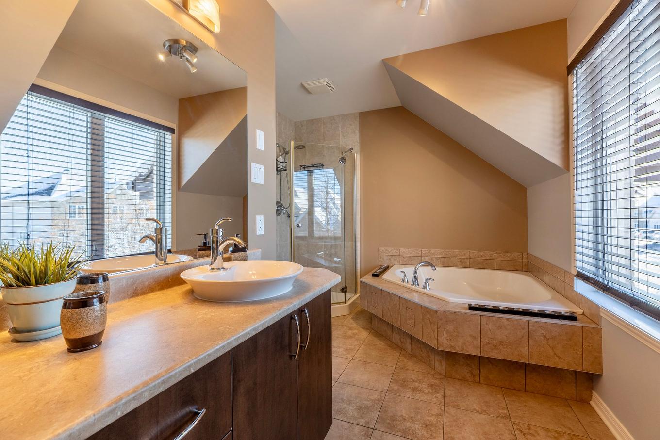 Bathroom - 83 Rue Jean-Paul-Lemieux, Notre-Dame-De-L'Île-Perrot, QC - Indoor Photo Showing Bathroom