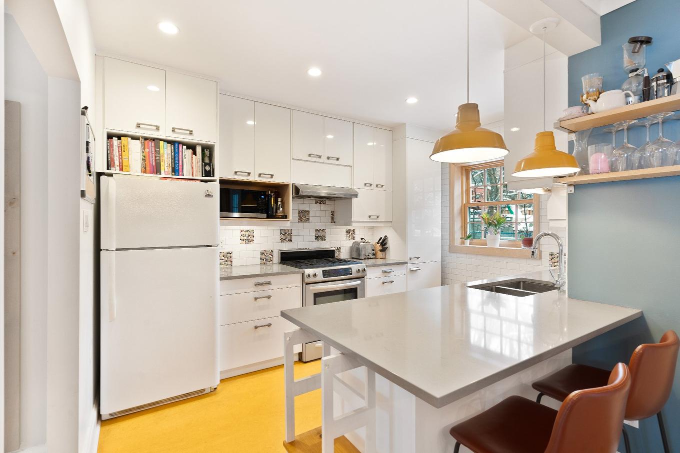 Cuisine - 5544 Av. Isabella, Montréal (Côte-Des-Neiges/Notre-Dame-De-Grâce), QC - Indoor Photo Showing Kitchen With Double Sink