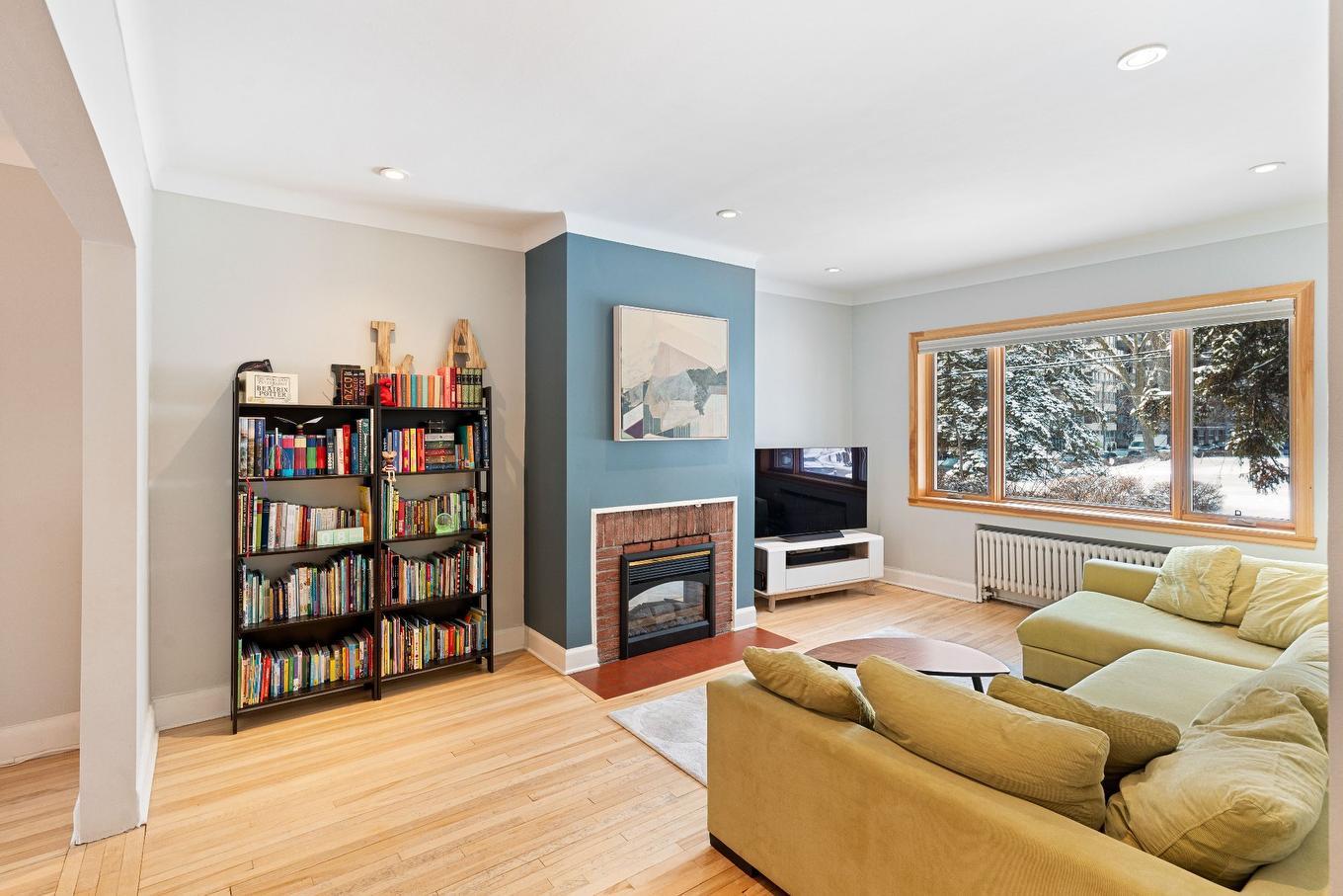 Salon - 5544 Av. Isabella, Montréal (Côte-Des-Neiges/Notre-Dame-De-Grâce), QC - Indoor Photo Showing Living Room With Fireplace