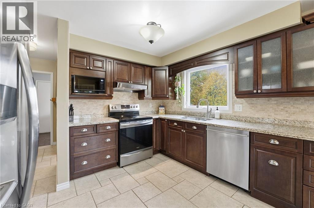 Kitchen with stainless appliances - 84 Chatterson Drive, Ancaster, ON - Indoor Photo Showing Kitchen