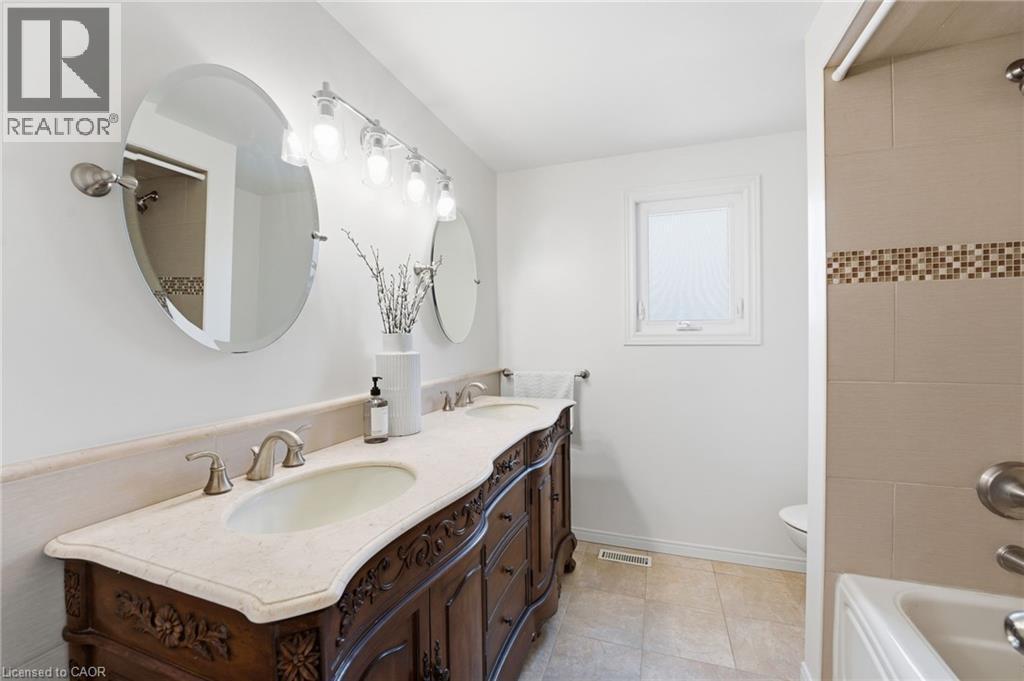 Shared bathroo - 84 Chatterson Drive, Ancaster, ON - Indoor Photo Showing Bathroom