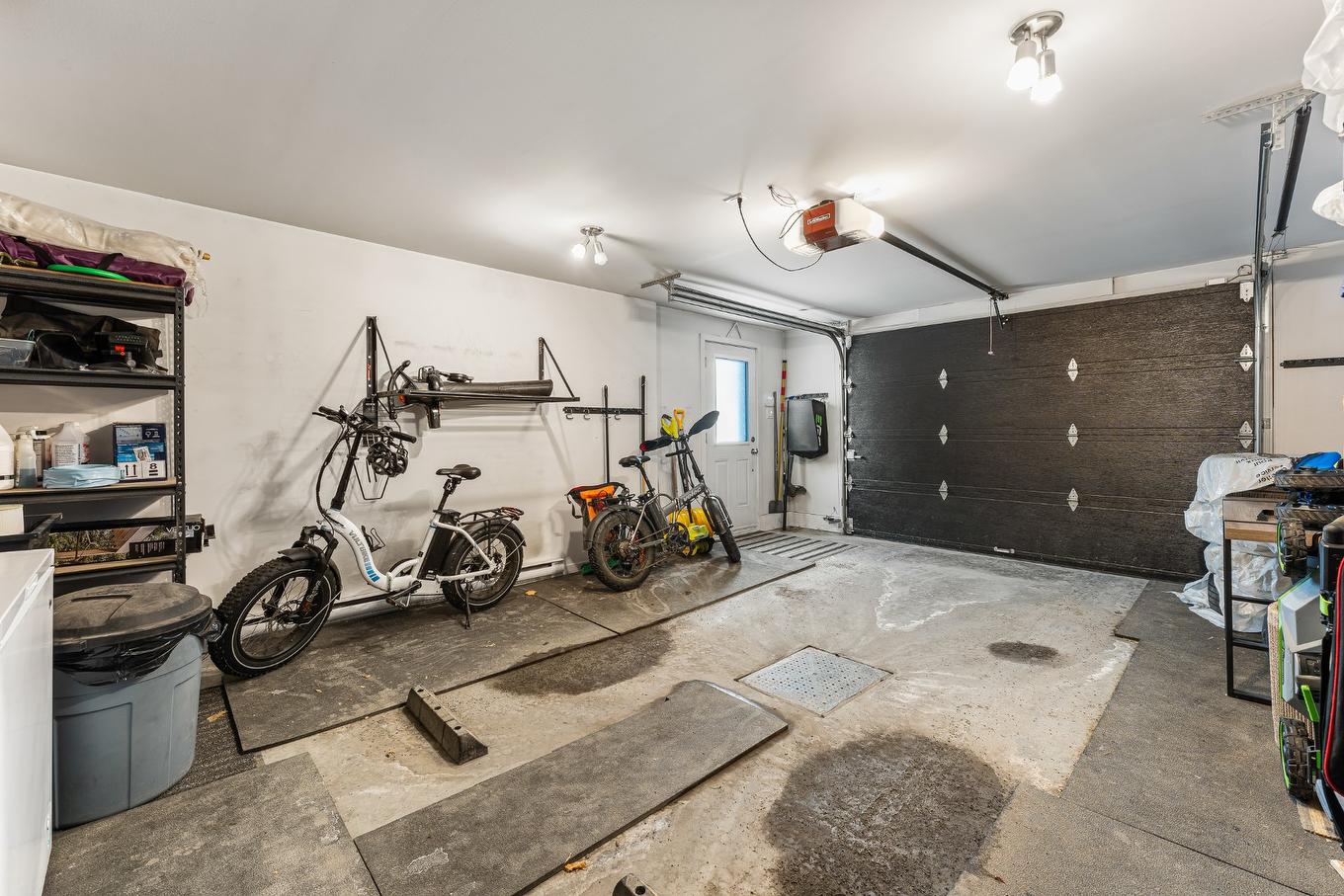 Garage - 531 Rue Casavant, Granby, QC - Indoor Photo Showing Garage