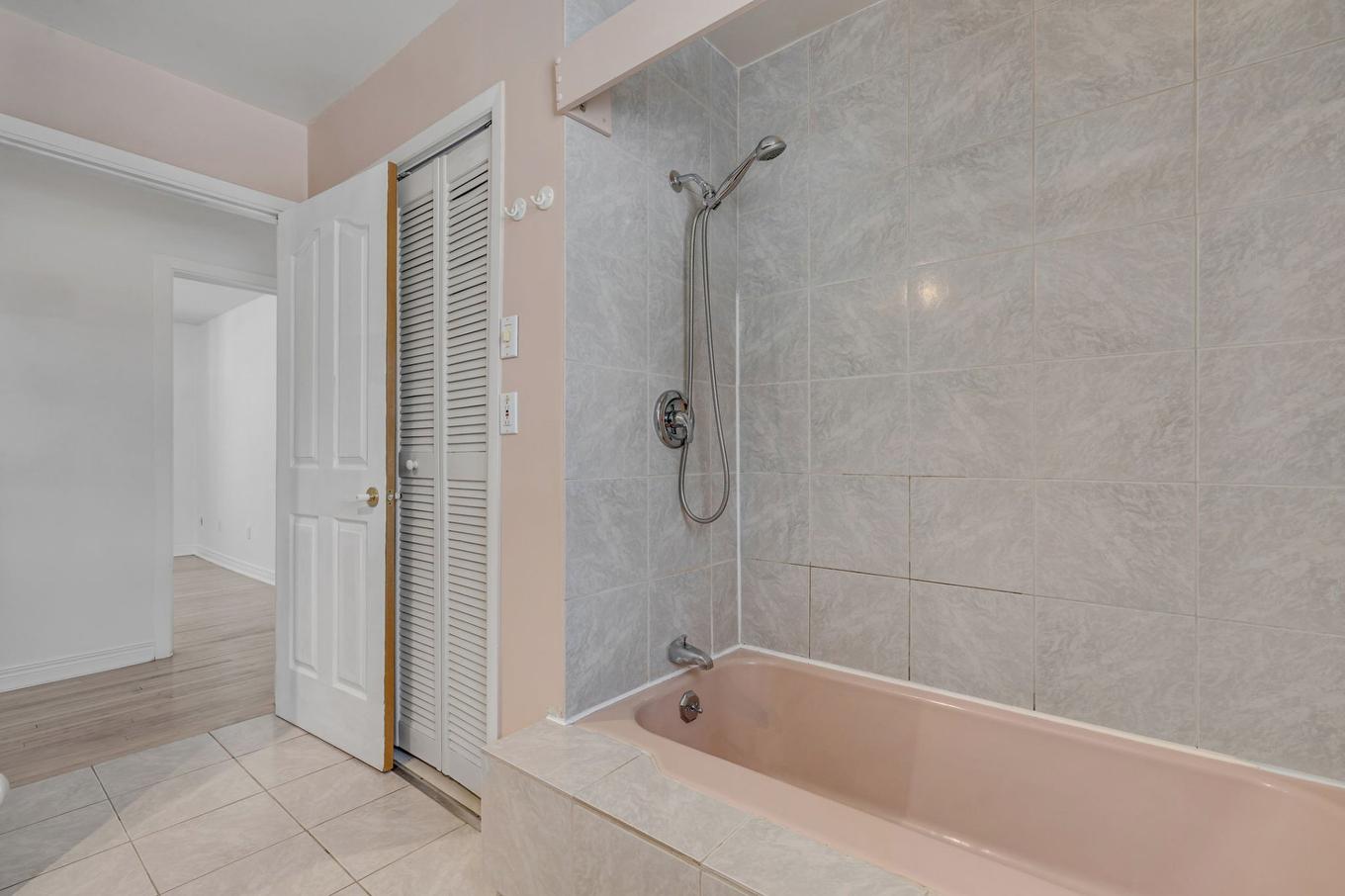 Salle de bains - 7265 Boul. Cloutier, Québec (Charlesbourg), QC - Indoor Photo Showing Bathroom