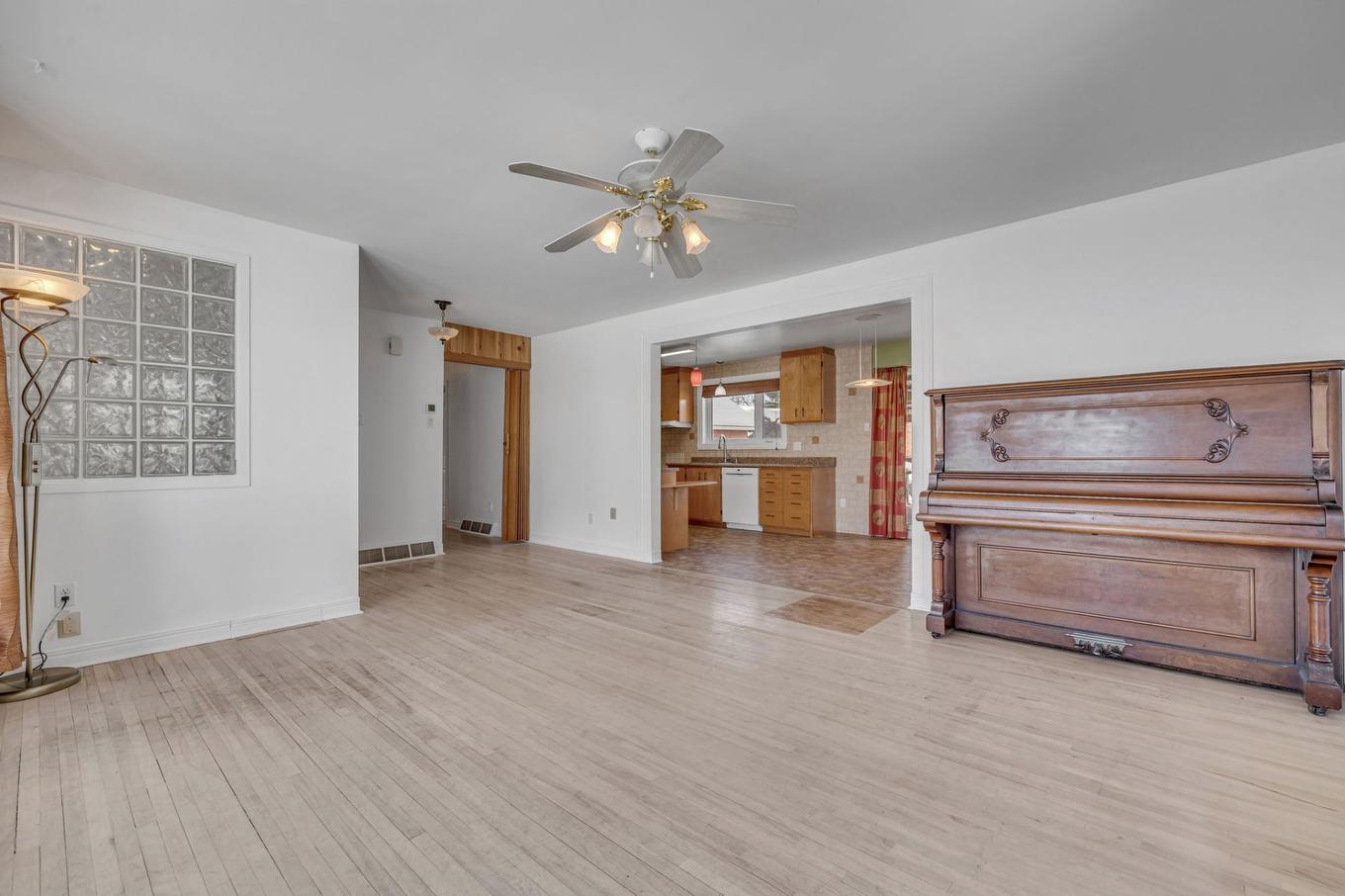 Salon - 7265 Boul. Cloutier, Québec (Charlesbourg), QC - Indoor