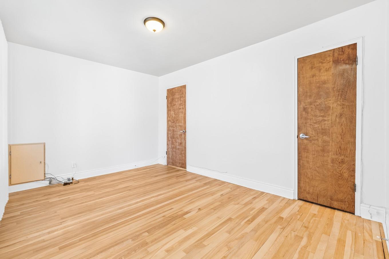 Chambre à coucher principale - 20 Rue Émile, Laval (Laval-Des-Rapides), QC - Indoor Photo Showing Other Room