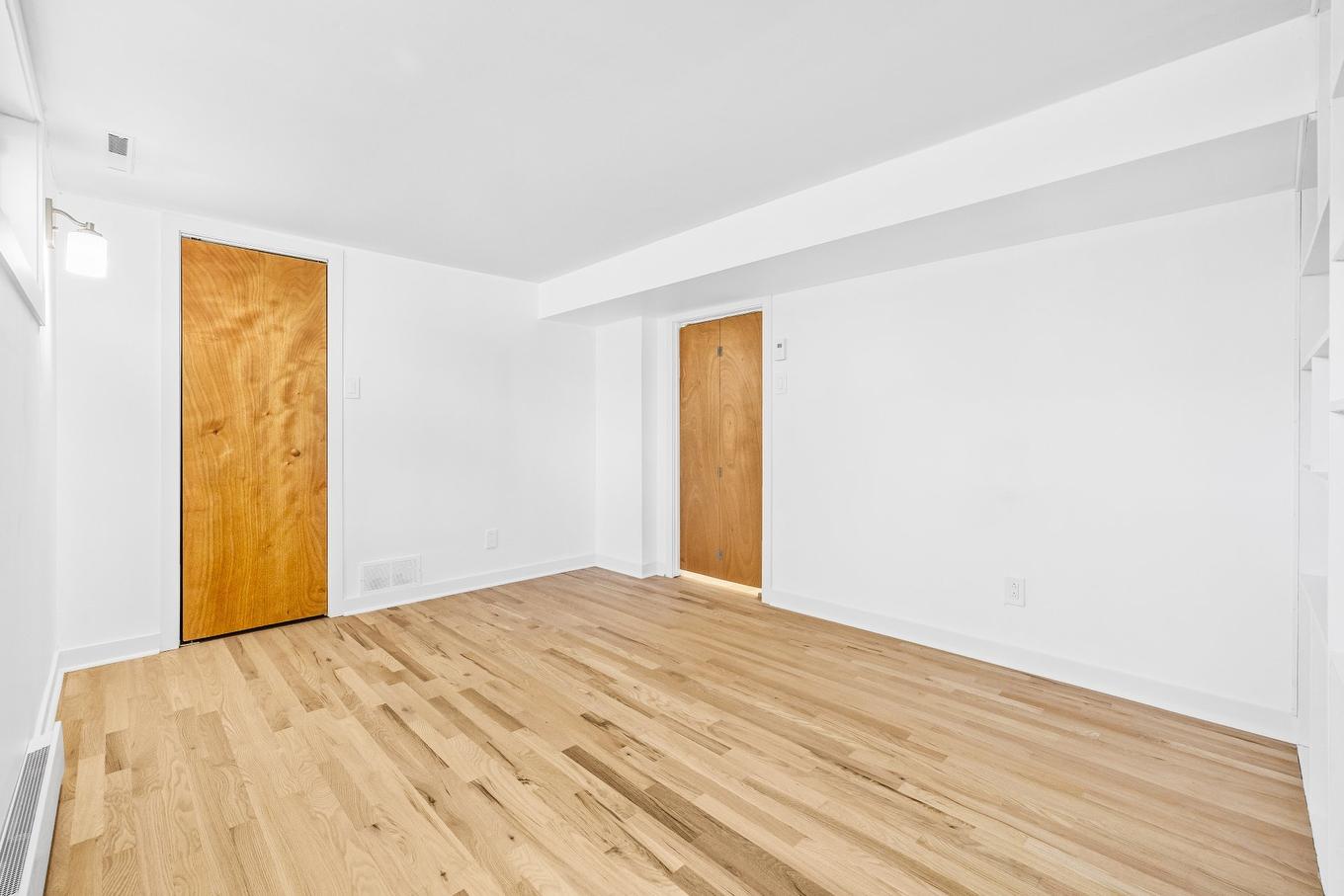 Chambre à coucher - 20 Rue Émile, Laval (Laval-Des-Rapides), QC - Indoor Photo Showing Other Room