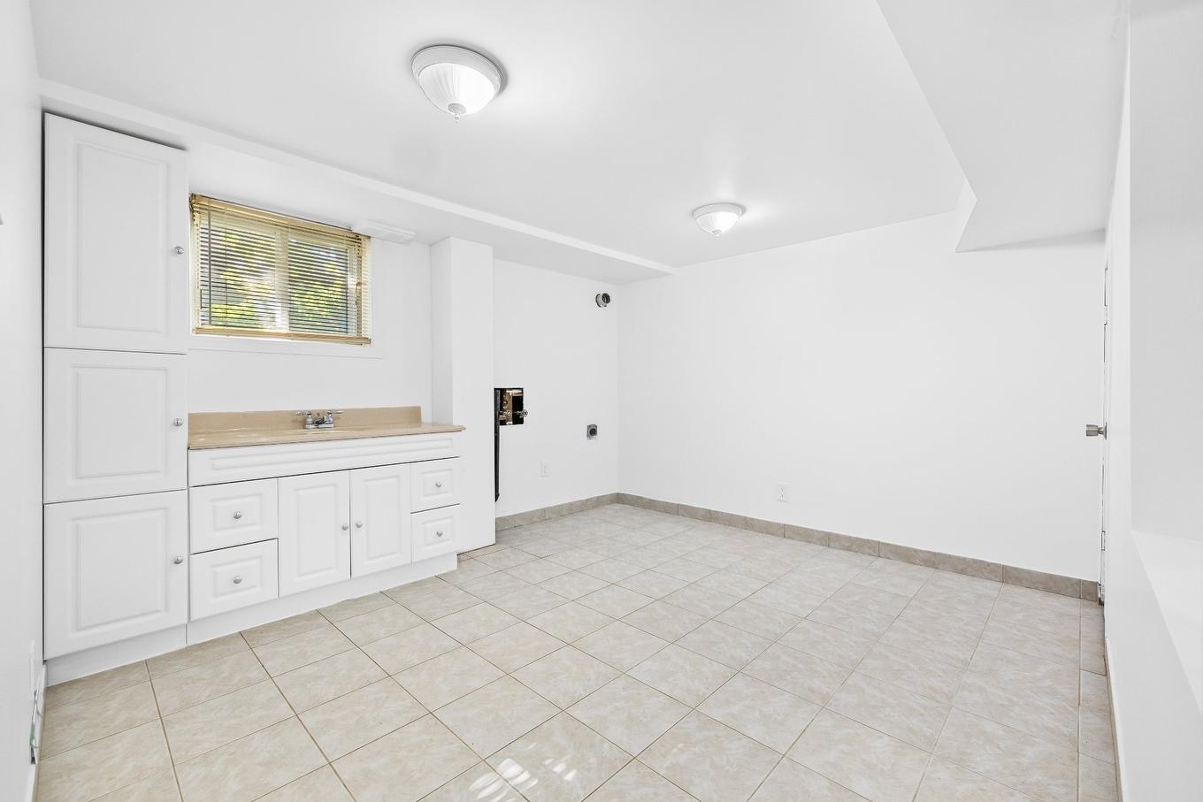 Salle de lavage - 20 Rue Émile, Laval (Laval-Des-Rapides), QC - Indoor Photo Showing Other Room