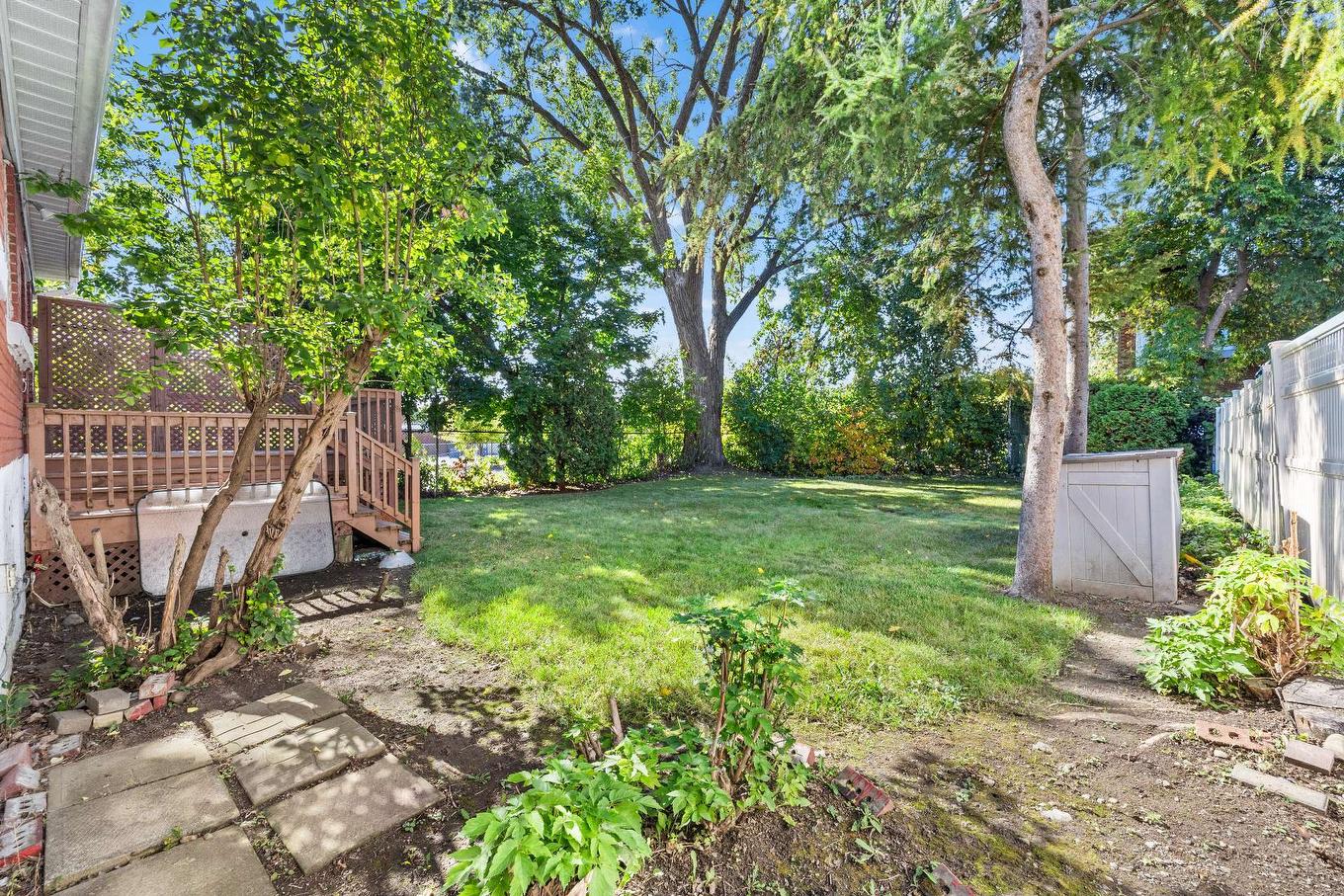 Cour - 20 Rue Émile, Laval (Laval-Des-Rapides), QC - Outdoor