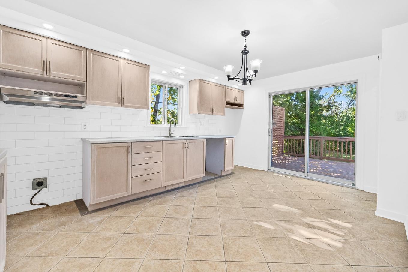 Cuisine - 20 Rue Émile, Laval (Laval-Des-Rapides), QC - Indoor Photo Showing Kitchen With Double Sink