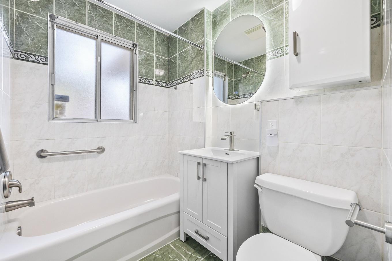 Salle de bains - 20 Rue Émile, Laval (Laval-Des-Rapides), QC - Indoor Photo Showing Bathroom