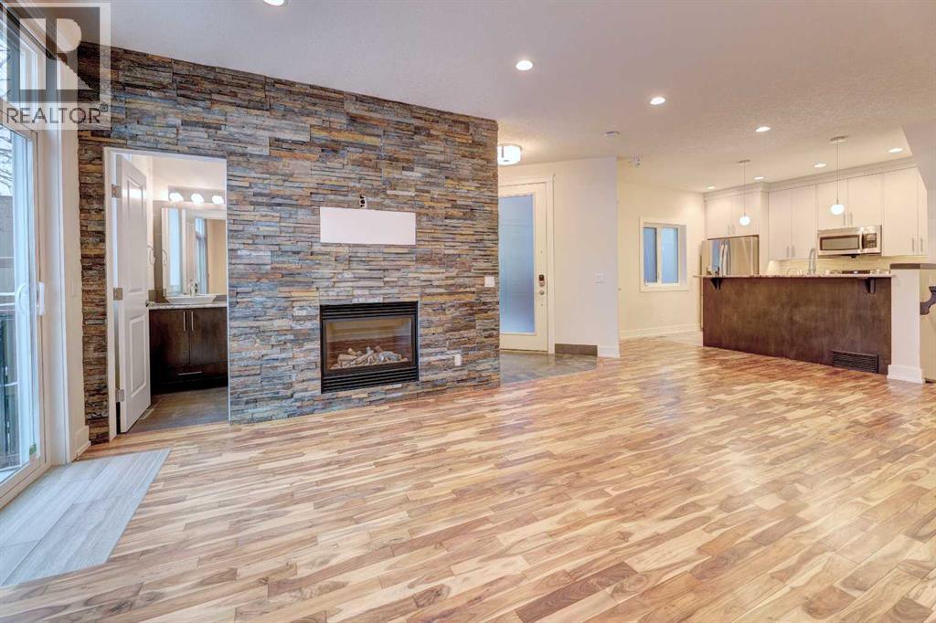 2, 308 12 Avenue Ne, Calgary, AB - Indoor With Fireplace