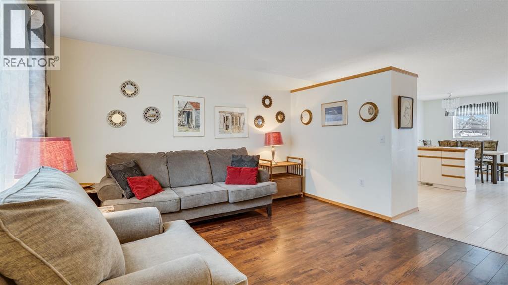 Bright space - 42, 105 Elm Place, Okotoks, AB - Indoor Photo Showing Living Room