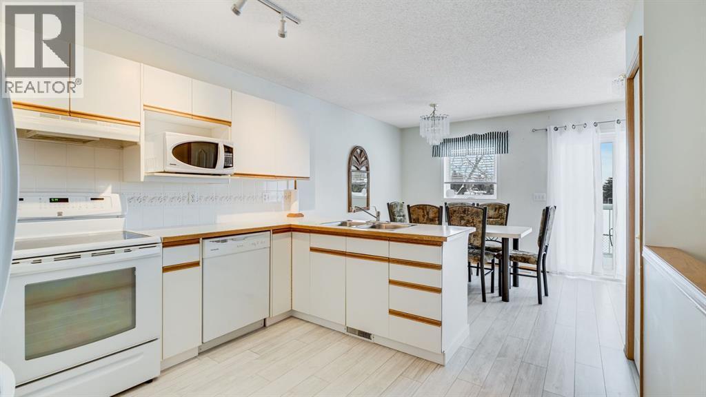 Well setup kitchen - 42, 105 Elm Place, Okotoks, AB - Indoor Photo Showing Kitchen With Double Sink
