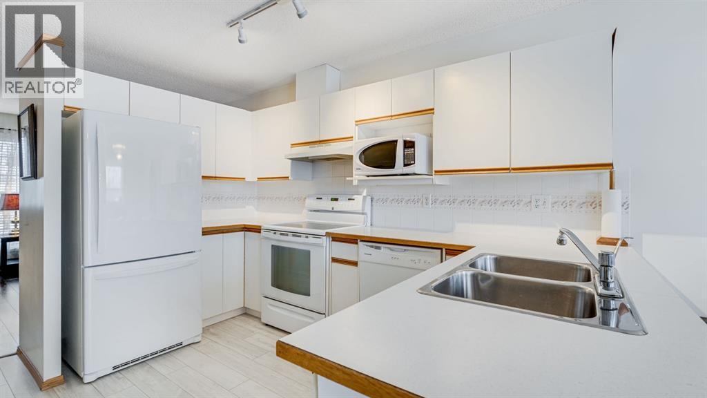 Great space for preparing meals - 42, 105 Elm Place, Okotoks, AB - Indoor Photo Showing Kitchen With Double Sink