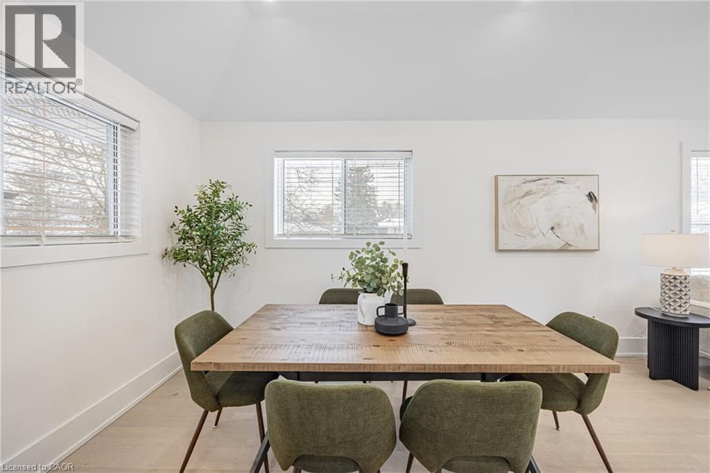 Dining room with light wood-style flooring and vaulted ceiling - 248 Wales Crescent, Oakville, ON - Indoor Photo Showing Dining Room