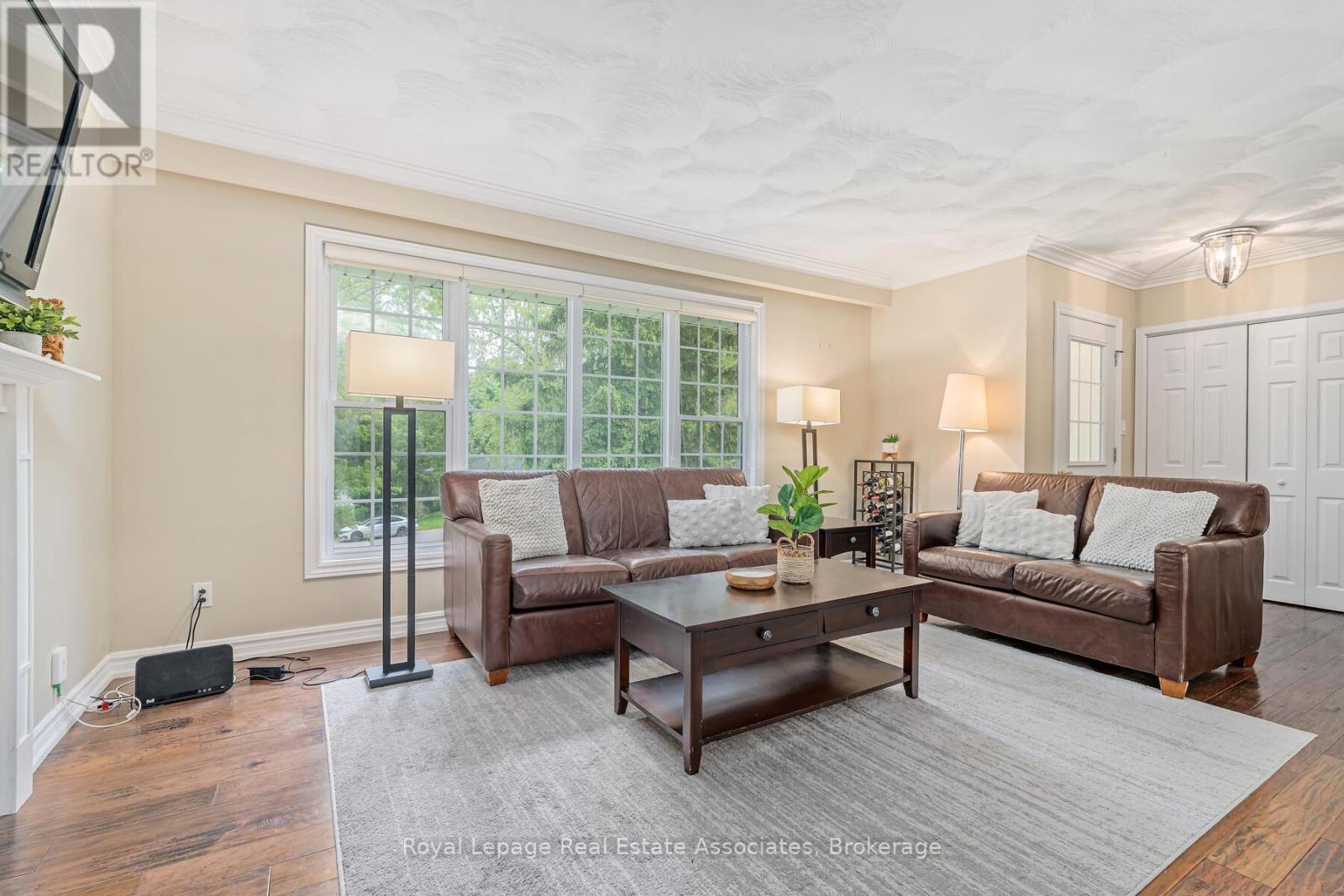 112 Park Street E, Halton Hills, ON - Indoor Photo Showing Living Room