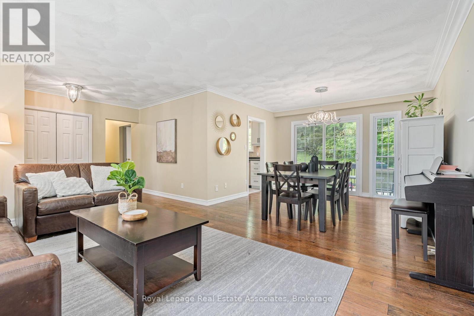 112 Park Street E, Halton Hills, ON - Indoor Photo Showing Living Room