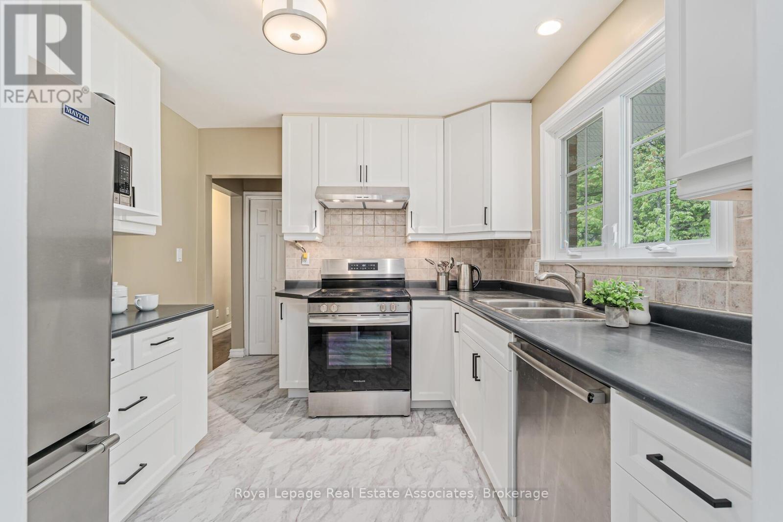 112 Park Street E, Halton Hills, ON - Indoor Photo Showing Kitchen With Double Sink With Upgraded Kitchen