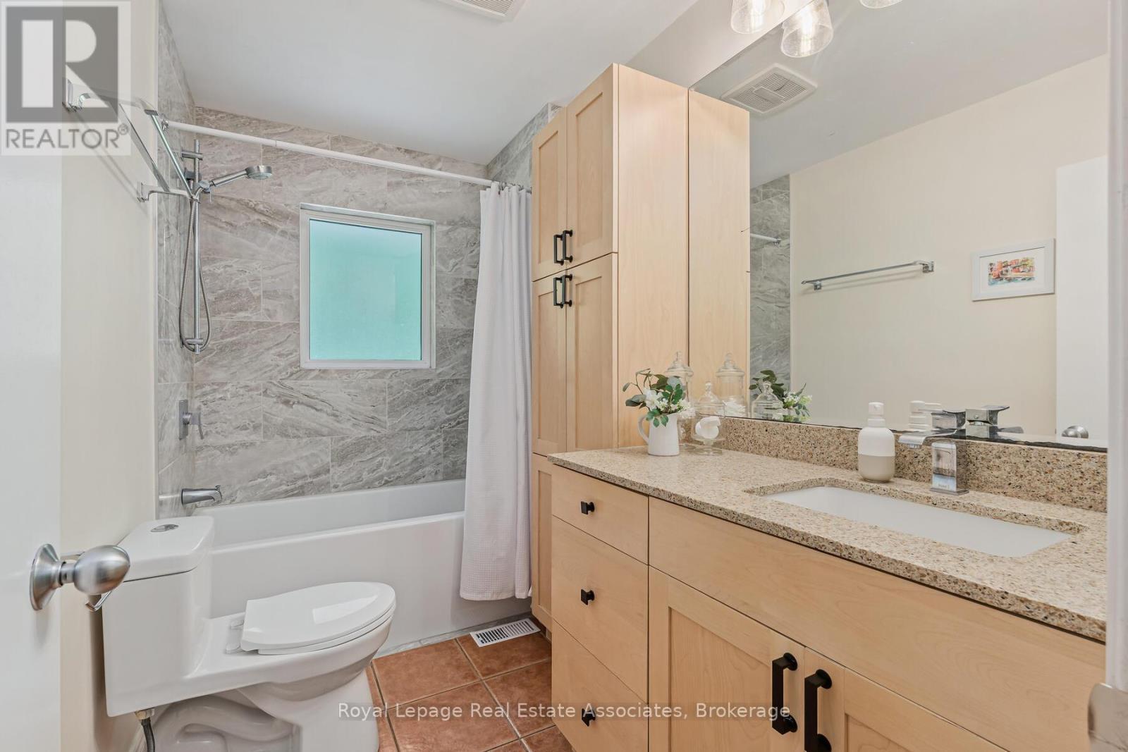 112 Park Street E, Halton Hills, ON - Indoor Photo Showing Bathroom