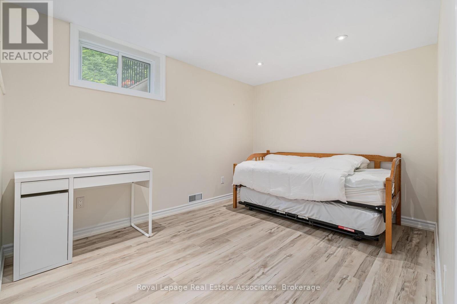 112 Park Street E, Halton Hills, ON - Indoor Photo Showing Bedroom