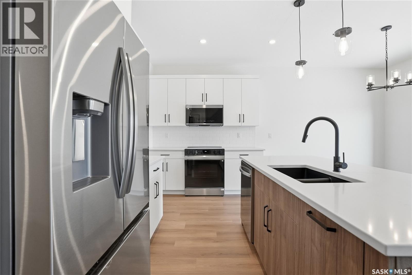 190 Doran Way, Saskatoon, SK - Indoor Photo Showing Kitchen With Double Sink With Upgraded Kitchen