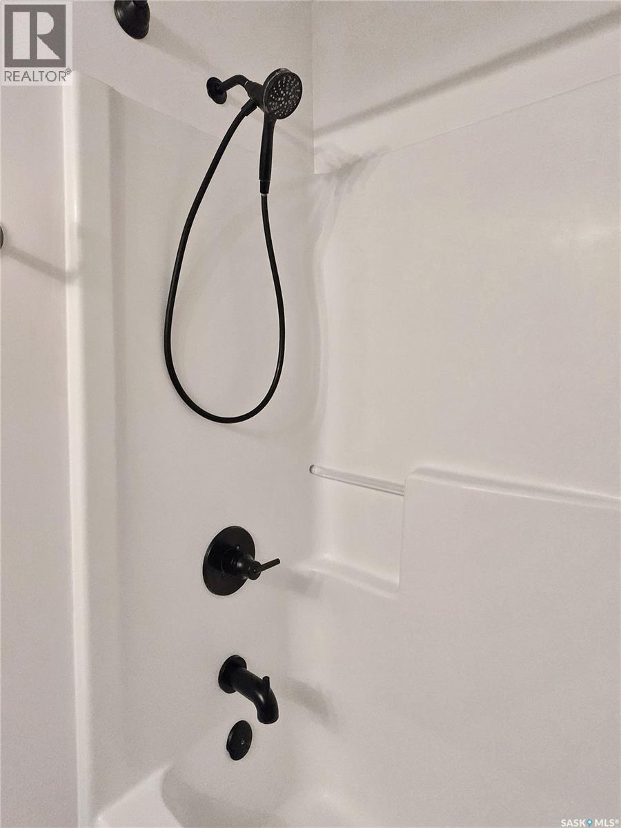 223 120 23Rd Street E, Saskatoon, SK - Indoor Photo Showing Bathroom