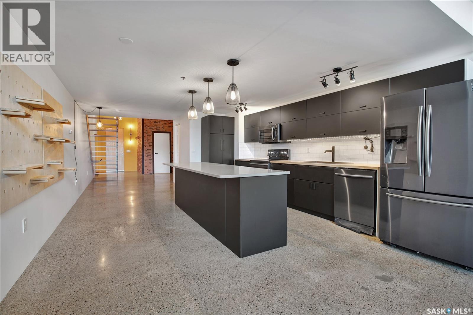 223 120 23Rd Street E, Saskatoon, SK - Indoor Photo Showing Kitchen With Stainless Steel Kitchen