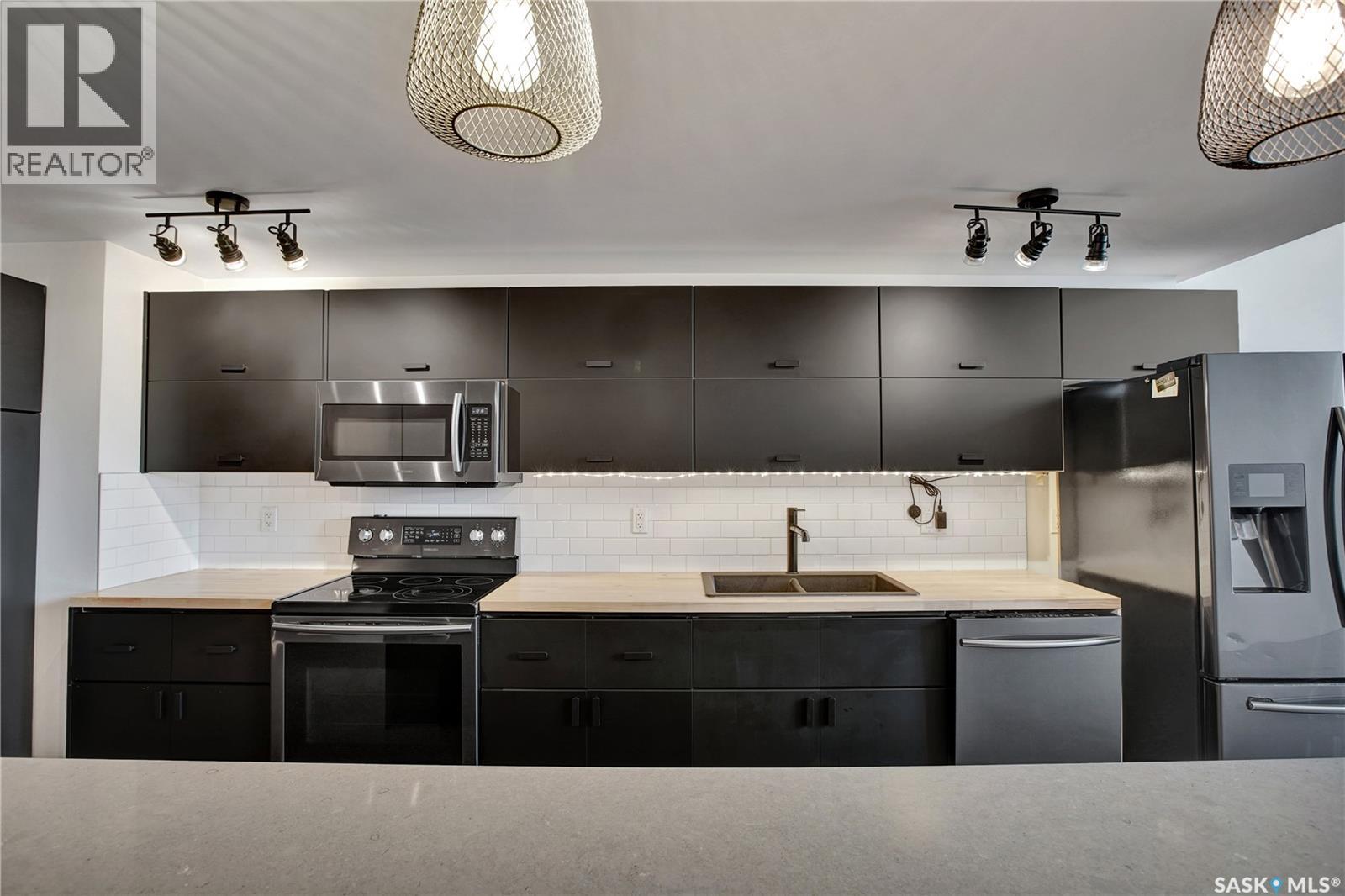 223 120 23Rd Street E, Saskatoon, SK - Indoor Photo Showing Kitchen With Double Sink