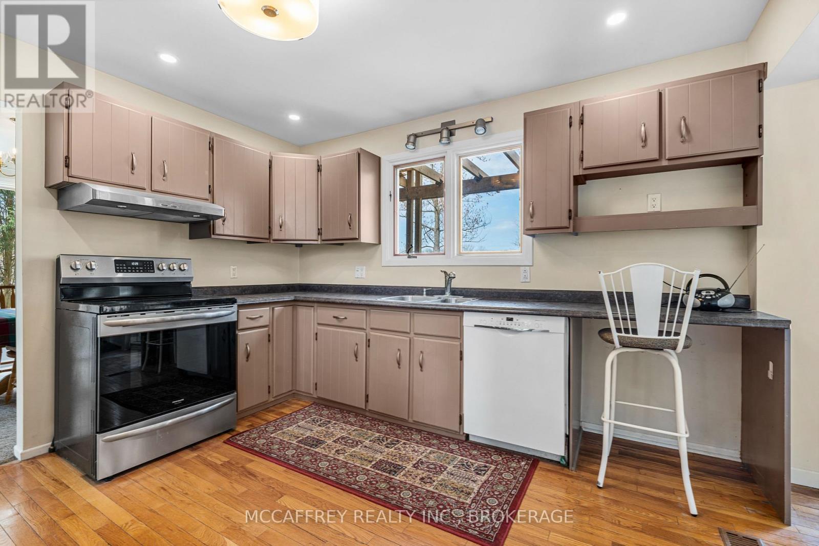 79 River Road, Greater Napanee (Greater Napanee), ON - Indoor Photo Showing Kitchen With Double Sink