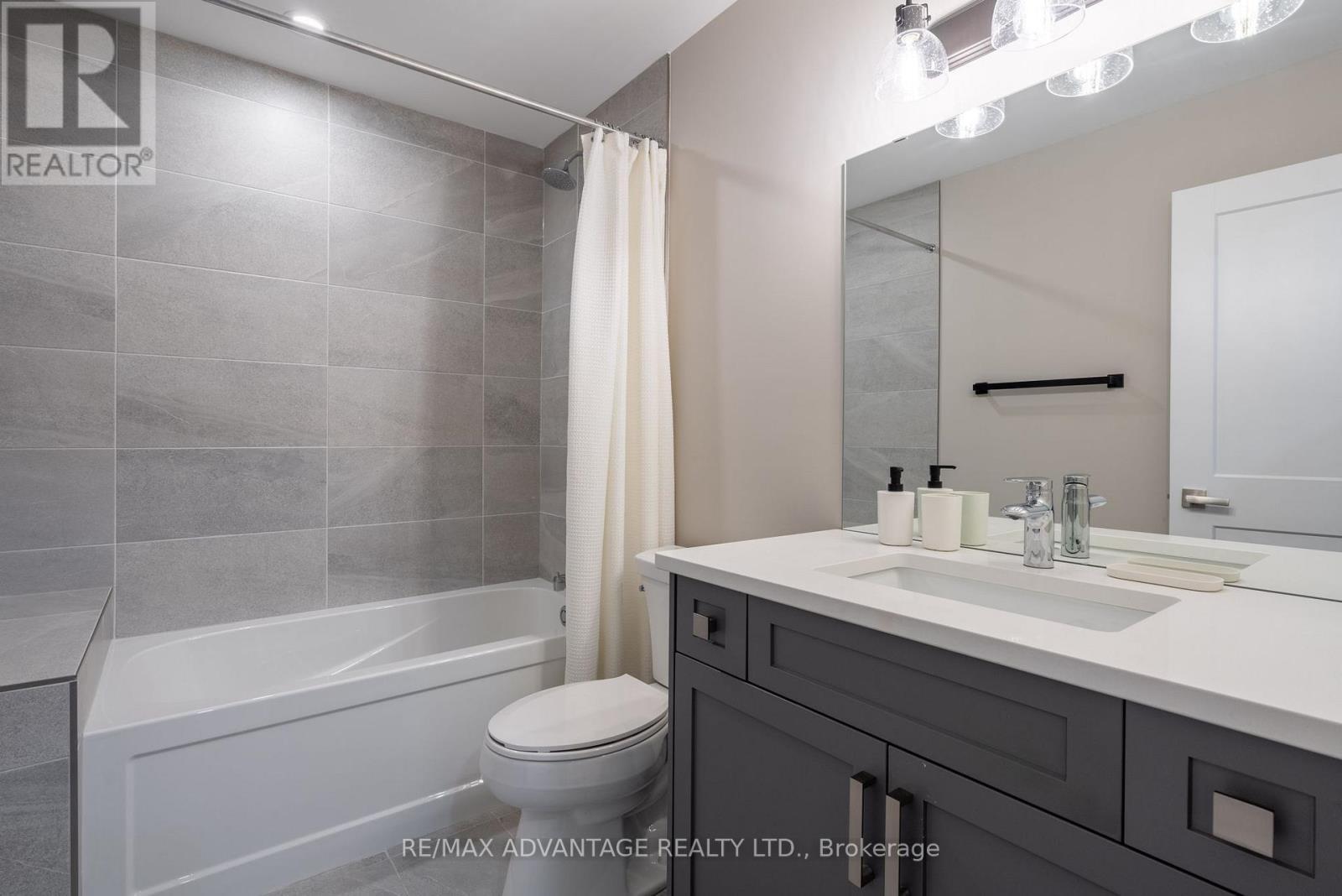 Upper - 30 Compass Trail, Central Elgin, ON - Indoor Photo Showing Bathroom