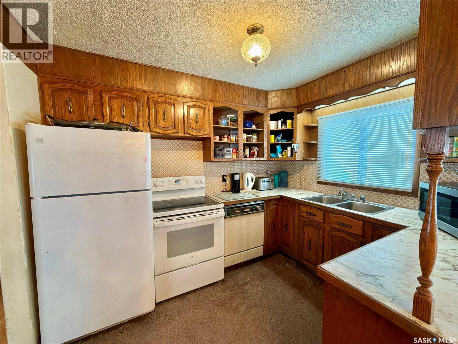 639 Mcintosh Street, Regina, SK - Indoor Photo Showing Kitchen With Double Sink